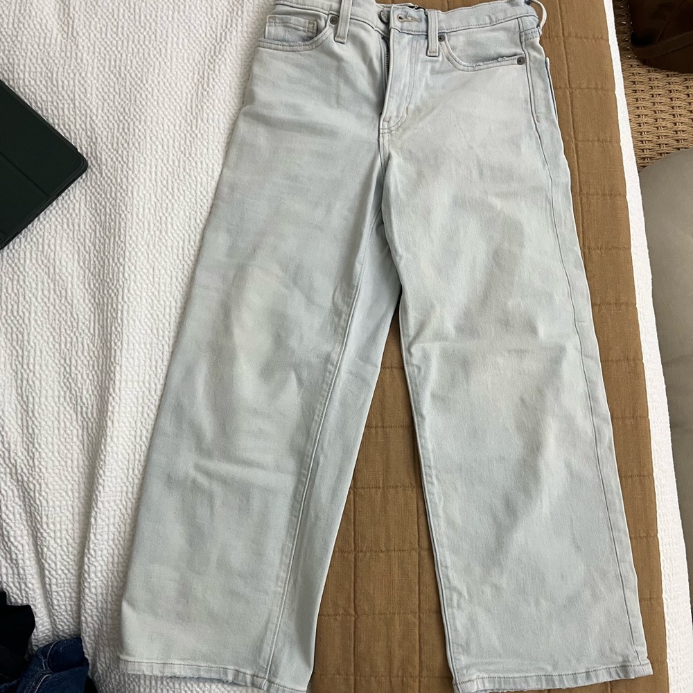 Banana Republic premium denim - light wash wide leg cropped jeans. Size 25